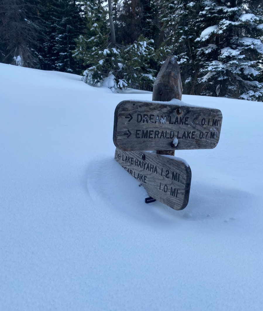 Image of a trail sign to Lake Haiyaha in Rocky Mountain National Park